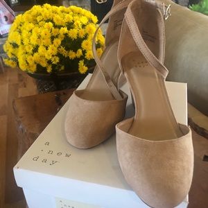 Like nude wedges size 8